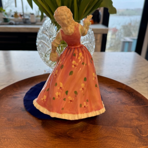 Royal Doulton Pretty Ladies Figurine "Caroline" HN3694. - Picture 4 of 8